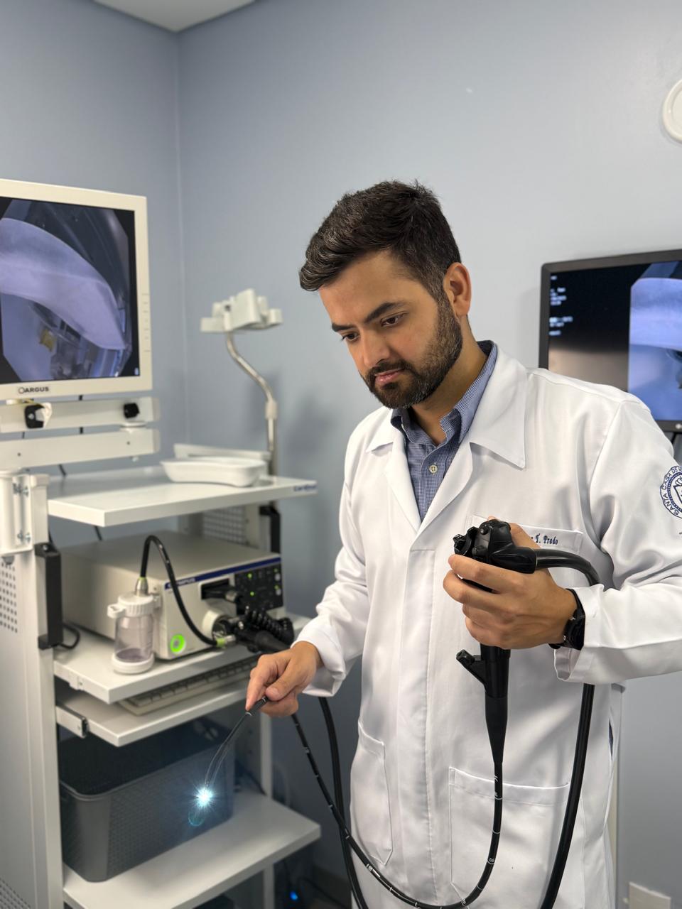Dr. Pedro Henrique Teles Prado na sala de endoscopia da GastroCare Biguaçu