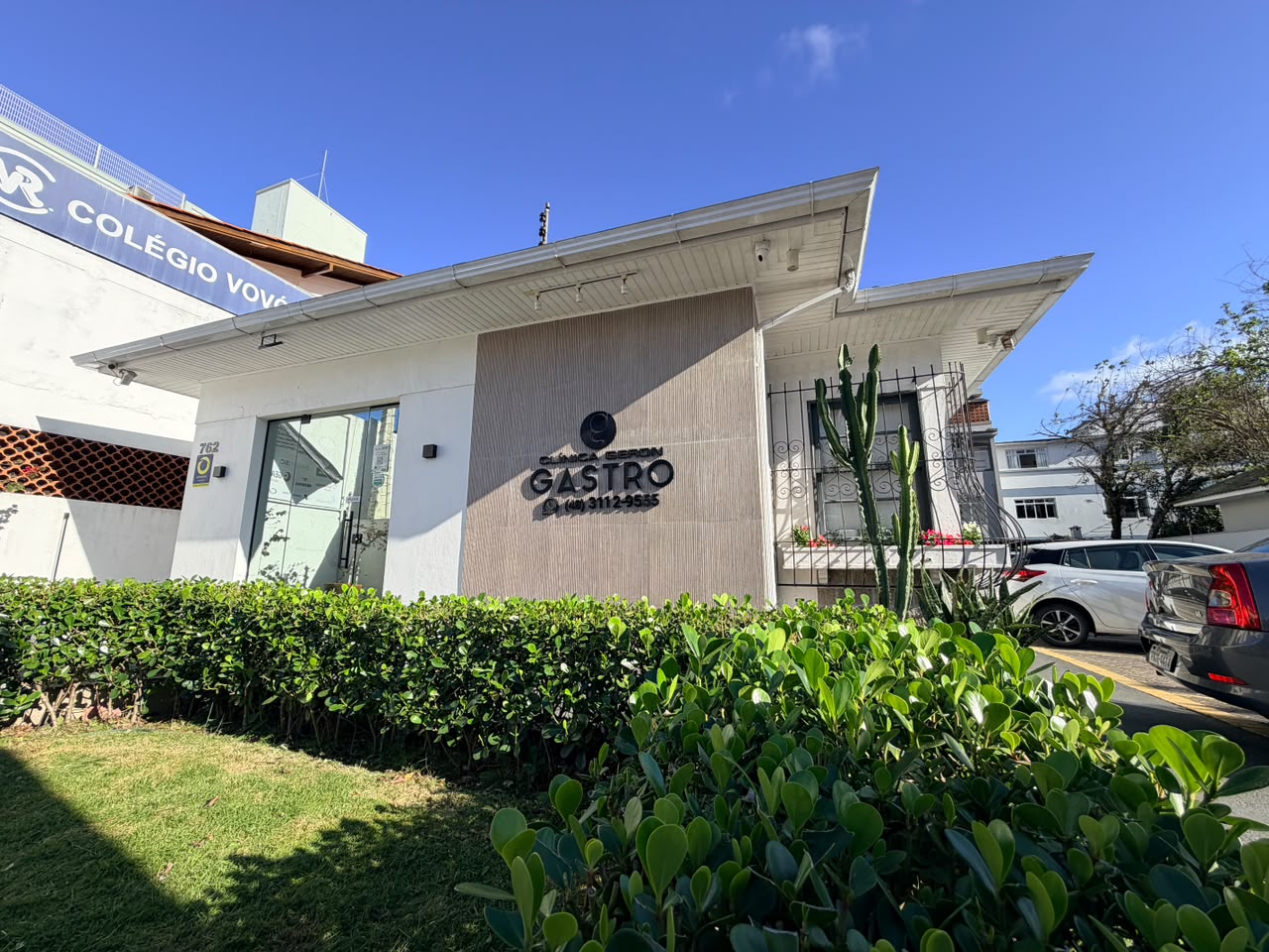Fachada da Clínica Geron Gastro com estacionamento