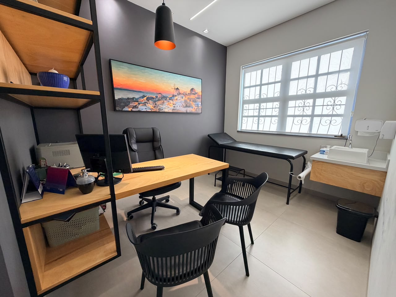 Sala de triagem e pré-consulta da Geron Gastro com balança e poltronas