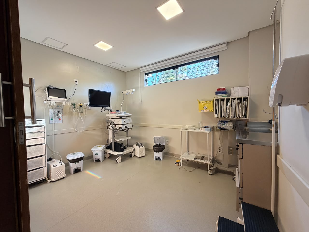 Sala de exame da Geron Gastro com maca e bancada de higienização